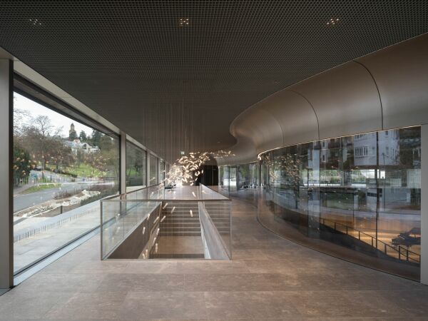 Das Foyer ist beidseitig verglast. So kann man von allen Seiten aus in den mittig liegenden Saal schauen.