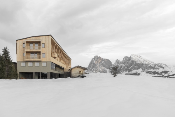 Hotel auf der Seiser Alm in Südtirol von MoDus Architects