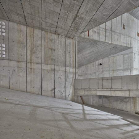 Aus dem Kreuzungsgebude fhrt der Teilchenstrahl in den anschlieenden Ringbeschleuniger und in die Experimentierpltze. (Aufnahme Winter 2022)