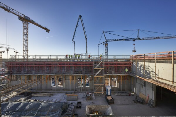 Im sdlichen Projektgebiet schlieen Technikgebude kompakt an die unterirdische Tunnelanlage an. (Aufnahme Sommer 2022)