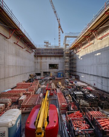 An der Stelle, wo der Ionenstrahl auf das Experiment trifft, schlieen ein Graphitkern und Stahlblock den Bau ab und nehmen die brige Strahlung auf. (Aufnahme Frhling 2021)