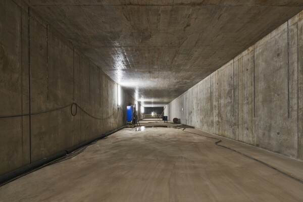 Parallel zum nrdlichen Ringtunnel, der den Teilchenstrahl fhrt, luft ein zweiter Tunnel, der die brige technische Infrastruktur aufnimmt. (Aufnahme Frhling 2021)