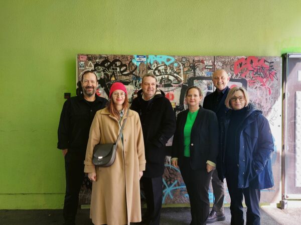 Die Jurymitglieder v.l.n.r.: Roland Merz ( Chefredakteur Atrium, Archithema Verlag); Jenny Keller (Redakteurin werk, bauen + wohnen); Fabian Peters (Chefredakteur Baumeister); Judith Lembke (Redakteurin Frankfurter Allgemeine Zeitung); Ulrich Nolting (Geschftsfhrer InformationsZentrum Beton); Katharina Matzig (Architekturjournalistin und Buchautorin)