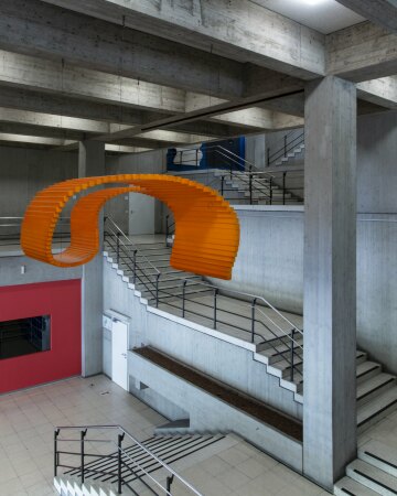 Gefährdete Arten: Staatliche Verwaltungsschule in Stuttgart von Rolf Gutbier, 1971, Treppenraum mit Kunst am Bau von Wolfgang Klein