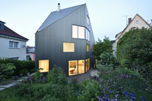 Hugo-Hring-Auszeichnung Stuttgart mittlerer Neckar: Zweifamilienhaus mit Atelier von H III S Harder Stumpfl Schramm freie architekten mit Sebastian Wockenfuss