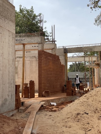 Baustelle im Oktober 2023. Aufgrund des sandigen Bodens ruht der Bau auf einer durchgehenden, 45 Zentimeter starken Bodenplatte.