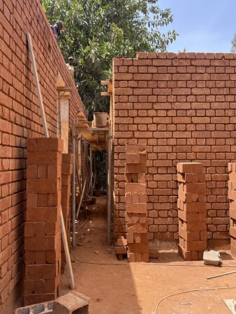 Die Kanten der Steine sind por�s und br�chig, doch das geh�rt zum Bild des nachhaltigen Bauens.