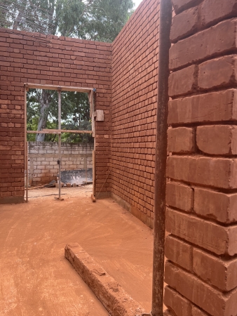 F�r die Fensterst�rze werden Ziegel mit einem h�heren Zementanteil verwendet, die als U-Profile wie eine verlorene Schalung einbetoniert werden.