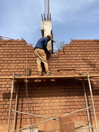 Etwa 124.000 Lateritziegel werden im Gebude verwendet.