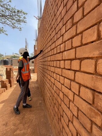 Lateritsteine verbinden die Vorz�ge traditioneller Lehmbauweisen mit moderner Technik.