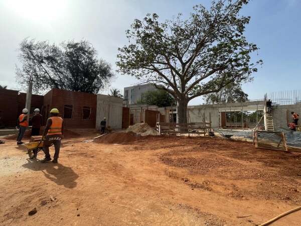 Der Boden des Grundstcks wurde aufgeschttet, damit der Neubau hher als die Umgebung liegt und in der Regenzeit nicht unter Wasser steht.