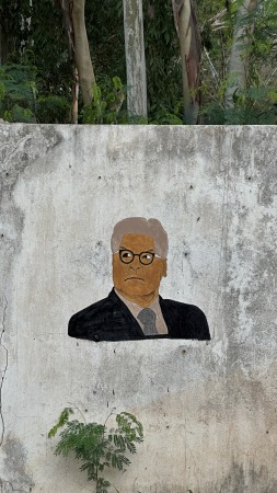 Den Besuch Frank-Walter Steinmeiers am 21. Februar 2022 zur Grundsteinlegung verewigte einer der senegalesischen Maurer.