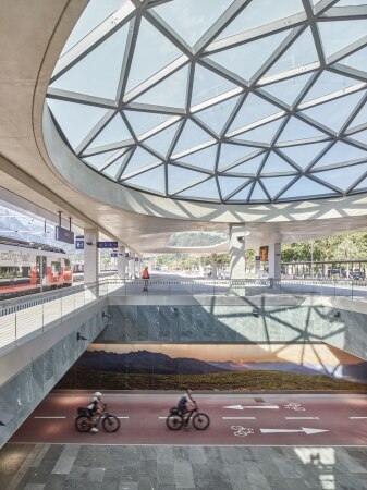 Nominiert: Mobilittszentrum Bahnhof Lienz von  ostertag Architects. Bauherrschaft: Stadt Lienz und BB sterreichische Bundesbahnen