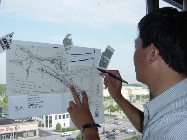 Yu Kongjian skizziert seine Plne fr den Chinatown Park in Boston, USA, 2003