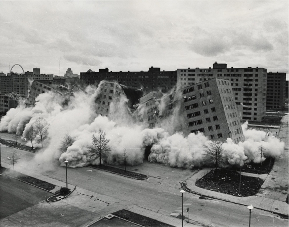 Pruitt Igoe collapses.