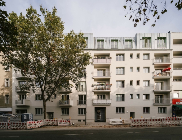 Das Vorderhaus wurde im Dachgeschoss aufgestockt.