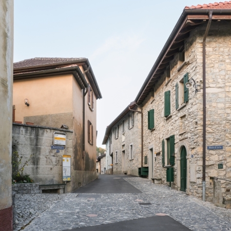 Sieben Eingriffe in Monte in Castel San Pietro von studioser Architects