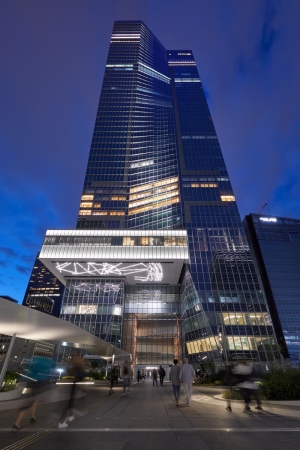 Bro- und Geschftshochhaus von OMA in Tokio