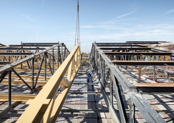 Montage der zustzlichen Stahltrger im Dachtragwerk, 2023
