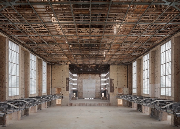 Der Groe Saal 2021 nach dem Ausbau aller Ausstattung, Wand- und Bodenverkleidungen sowie dem Abbau der seitlichen Emporen.