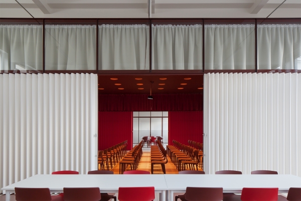 Schulumbau in Aalst von AUX