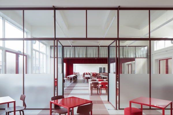 Schulumbau in Aalst von AUX