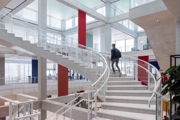 Lernzentrum von Sou Fujimoto Architects mit Burckhardt Architektur