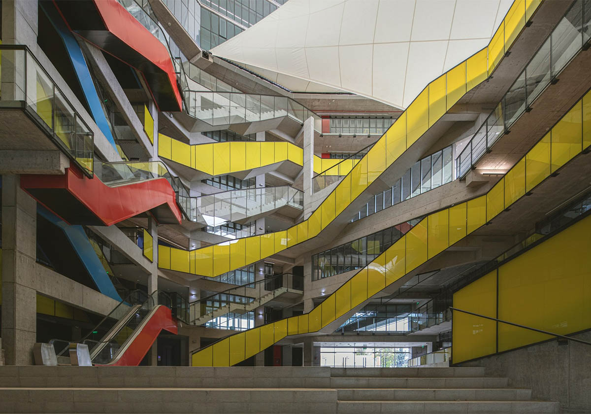 Vertikaler Wandelraum
 - Unigebäude in Santiago de Chile von Marsino Arquitectura