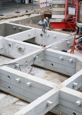 Über dem U-Bahntunnel wurde ein Tragrost aus Stahl verlegt, auf dem das Gebäude wie auf einer Brücke steht