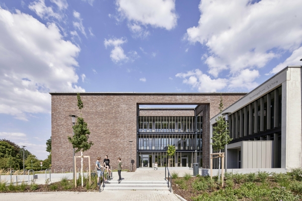 Publikumspreis 3. Platz: Erweiterung Gymnasium Lohne  Neubau eines Oberstufenhauses von htarchitektur Henrike Thiemann Architektin
