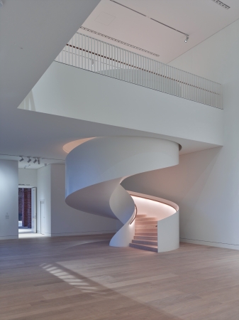 Eine Wendeltreppe zwischen erstem und zweitem Sammlungsgeschoss ermglicht ganz neue Blickbezge.