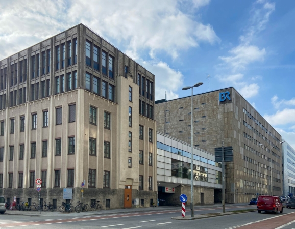 Mnchen: rechts im Bild der vom Abriss bedrohte Studiobau an der Marsstrae auf dem BR-Funkhausgelnde, links der denkmalgeschtzte Riemerschmid-Bau