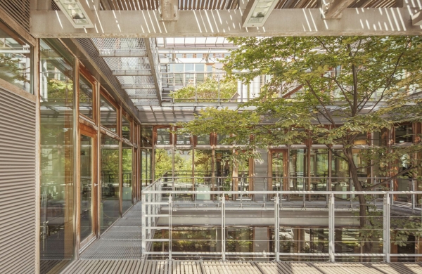 Innenaufnahme aus dem Agora Building von JEMS Architekci in Warschau, 2002.