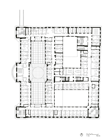 Haus 2, Grundriss 4. Obergeschoss: In den oberen Geschossen rahmen die Brorume des Ministeriums die hohe ehemalige Kassenhalle, in der nun das Konferenzzentrum liegt.