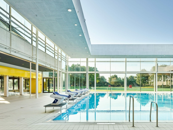 Im von Rossmann + Partner sanierten Fcherbad in Karlsruhe knnen Badebegeisterte unter freiem Himmel schwimmen.