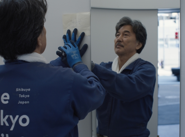 Der Protagonist Hirayama reinigt eine der 17 öffentlichen Toiletten, die im Zuge des Projekts The Tokyo Toilet in den vergangenen drei Jahren entstanden sind.