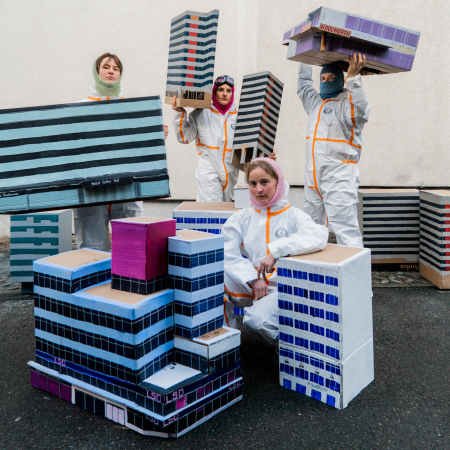 Jeanne Astrup-Chauvaux, Sebastian D�az de Le�n, Lena L�hnert und Florine Sch�schke setzen sich als Kollektiv ufo ufo f�r eine soziale und nachhaltige Stadtentwicklung ein. Zu ihren Projekten geh�rt die Protestaktion ABRISSSTOP.
