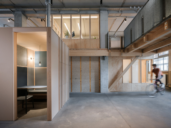 Impact Hub Berlin im CRCLR-House von LXSY Architekten, dem B�ro, das zu den Vorreitern des zirkul�ren Designs z�hlt.
