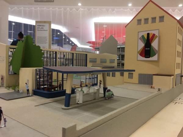 Im Rahmen der Ausstellung �Nichts Neues � besser Bauen mit Bestand� pr�sentieren der Verein Theatrum und die Fakult�t f�r Architektur und Landschaft der Leibniz Universit�t Hannover Architekturprojekte, die verdeutlichen, wie Bestandsgeb�ude aufgewertet, um- und weitergenutzt werden k�nnen.