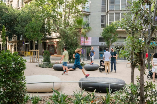 Stadterneuerungsprojekt arbeitet mit dem Bestand: Eine verkehrsbefreite Kreuzung wird zum (Spiel)Platz in einem Barcelona Superblock