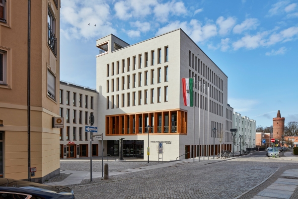 Ein Sonderpreis: Neues Rathaus Bernau bei Berlin von studioinges Architektur und Stdtebau (Berlin)