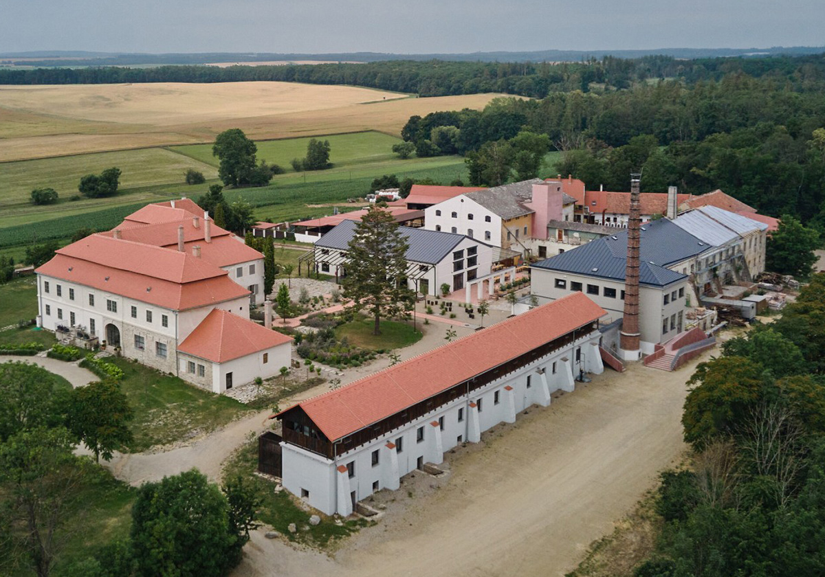 Ehemalige Keramikfabrik wird Hotel
 - Umbau in Kravsko von ORA