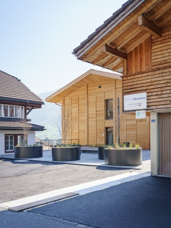 Bankgebude im Kanton Bern von akkurat bauatelier