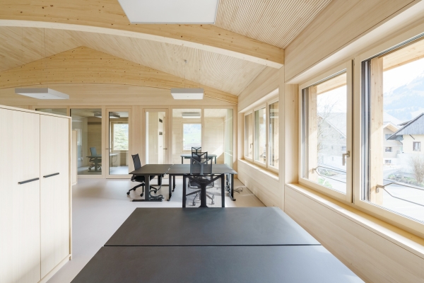 Bankgebude im Kanton Bern von akkurat bauatelier