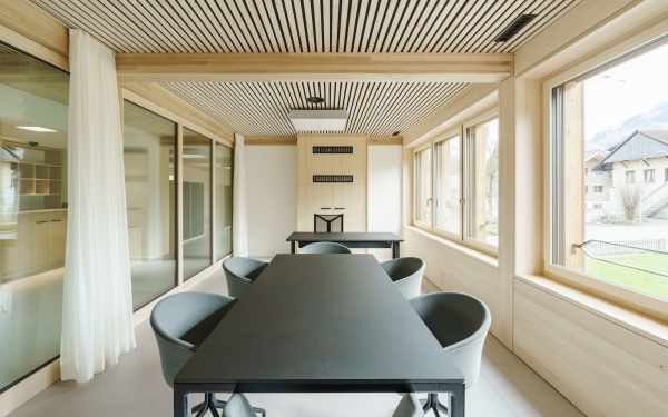 Bankgebude im Kanton Bern von akkurat bauatelier