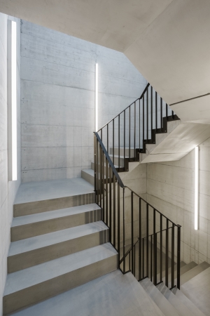 Bankgebude im Kanton Bern von akkurat bauatelier