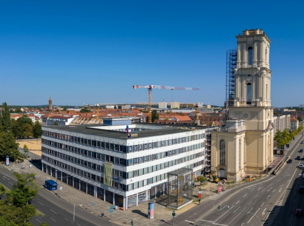 Kontrastreiches Duo: der wuchtige, wiederaufgebaute Kirchturm der Garnisonkirche neben dem Kunst- und Kreativhaus Rechenzentrum in Potsdam, 2023