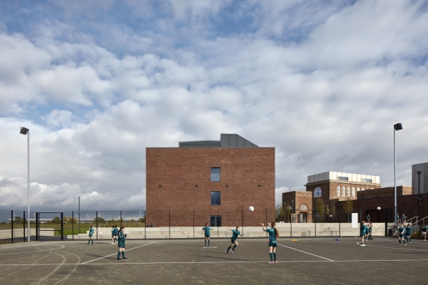 Umbau und Erweiterung in Rugby von vHH Architects