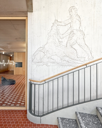 Arbeiten des K�nstlers Christian Kathriner erg�nzen in den Treppenh�usern und Korridoren der Neubauten die Ausstattung.