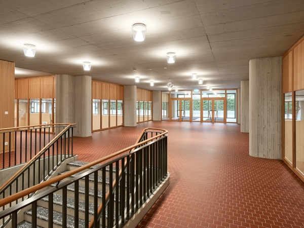 Die Turnhallen sind einige Meter im Boden versenkt. �ber ein Fensterband unterhalb der Hallendecke entstehen Blickverbindungen von den Korridoren in den Au�enraum.